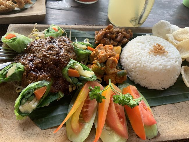 トゥガラランの近くにある「Boni Bali Restaurant」<br />眼下に広がる棚田のライステラスを見ながら、静かにお洒落な料理が食べられます。<br />インドネシア料理はもちろん、インターナショナルの料理もあります。<br /><br />料理の盛り付けがとてもお洒落です!<br />写真はガドガド(インドネシアの蒸し野菜料理ピーナッツソースがけ)です。<br />こんなお洒落なガドガド、食べるのがもったいないです。でもペロリと食べました(笑)<br />味もとても美味しかったです!<br /><br />景色も、料理も申し分ない、お勧めのレストランです!