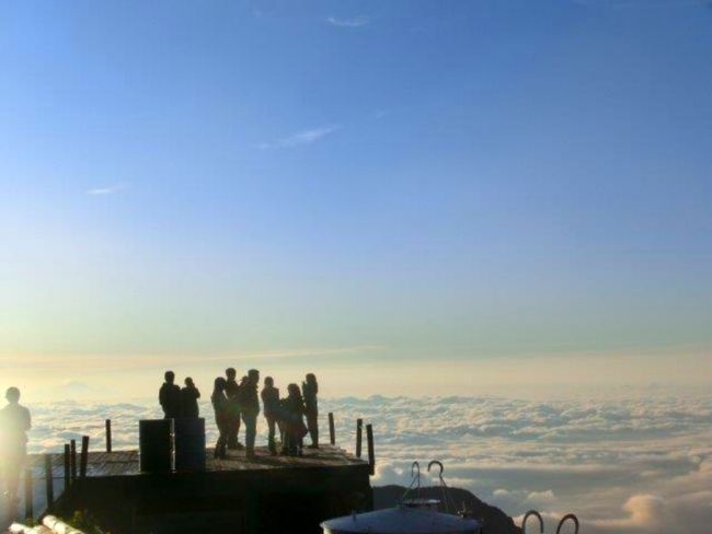 晴天続く天気予報を聞いて急遽、燕岳まで登頂。翌朝はご来光に照らされた雲海艇の上で本日の向かう先を考える。<br />さて、さて、どうする～？<br />行き当たりばったりの山旅、意見が別れてしまいました。<br />