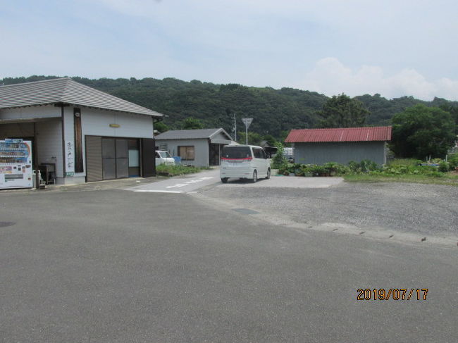 一時は廃寺同然になっていた神峰寺。明治の廃仏毀釈の嵐が下火になってきた明治後半以降に再建され、境内も整えられてきたが、それまでは、この寺の納経はこれから向かう次の霊場、札所の順番からすると一つ手前の金剛頂寺で代行して行われていた。ここ100年の間に整備されてきたお寺だけあって、現代的な美観も取り入れているようだ。神峰清水の直ぐ後ろがかなり急な崖になっているが、その崖は色々な花の花壇になっている。今は夏で花は咲いていないが、春や秋の花のシーズンには見ごたえもあるだろう。<br /><br />自分は神峰清水で再び清水を飲むだけだったが、人によっては空のペットボトルを用意していて、清水をボトルに汲んでいた。事前にお寺案内を読んできた人とか、過去にこの巡礼を一度は経験した人達だ。自分も分かっていたら、空のボトルを持ってきたのに・・。ここから山門までの参道の敷石も凝っている。どこから運んできたのか、丸みを帯びたカラフルな石だ。霊場というよりか、観光寺院の感じだ。<br /><br />山門の下に帰りのタクシーが待っていて、坂を下り降りる。乗車時間は僅かに4-5分、外の景色も十分見られないが、平地の先に海が広がっていた。麓のバス駐車場まで下りて、バスに乗り換える。後ろの山を眺めると、矢張りそれ程高い山ではない。里山だ。この中腹に神峰寺があるのだが、下からはお寺も神社も見えない。夜だったら電灯の明かりで位置は分かるかも知れないが・・。<br /><br />バスが発車すると直ぐに海岸沿いの国道に出る。本当に海が近い場所にあったのだ。松林の先に太平洋が広がっている。バスが出て暫くして、昼食の弁当が配られる。今日は時間がなく、バスの車内弁当だ。前回も鶴林寺からの下山の際に弁当が配られた。小僧寿しの美味しい仕出し弁当を食べ終わると間もなく、次の霊場、第二十六番金剛頂寺に到着した。