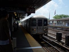 JFKからManhattanへは，AirTrainとSubway A Line を乗り継いで。１時にホテルにチェックインできました。