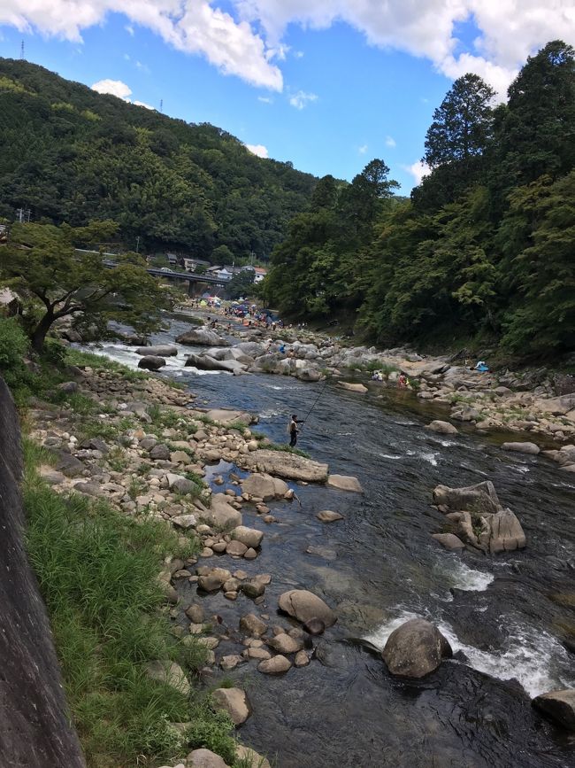 夏休みおばあちゃんといとこたちとお出かけ。<br />今回は涼しそうな山方面へお出かけ。<br />やなは前日電話したら休日は予約受け付けていないようです。<br />なので朝一で行くぞ！<br />水着も忘れずにもって準備完了！<br /><br />でもでも前の日に台風が来たのすっかり忘れていた。<br />矢作川は結構な流れでした。<br />でも我慢できずに坊ちゃん浅めの支流で遊びました。<br />だけどどうやら同日に一人もう少し上流でお亡くなりになったそう。<br />川遊びはやはり気を付けて。<br />その後やはりここまできたなら香嵐渓も。<br />妖怪探しやってるって。<br />流しそうめんもやってるって。<br /><br />