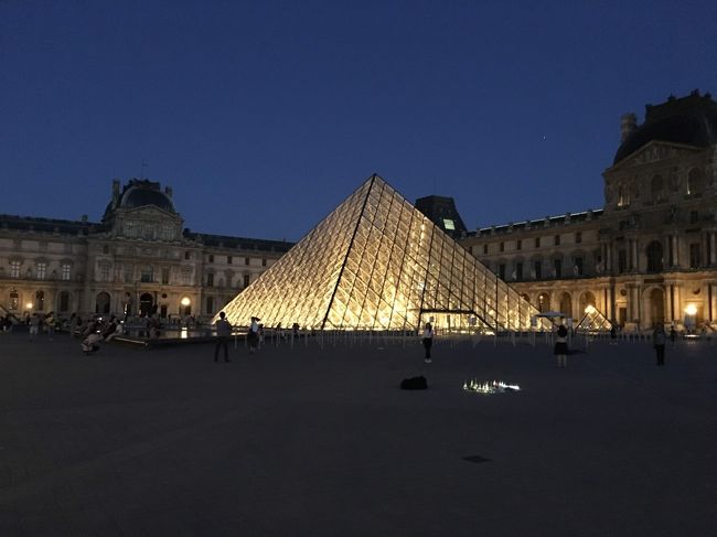 この夏、ずっと行きたかった念願のパリへ行ってきました！<br />行こうと思っていた矢先テロが発生してしまいそこからタイミングを逃していたパリ旅行。<br />パリに短期留学経験もある夫にお願いしてこの夏いくことができました。<br />メインは大好きな美術館巡り。５泊の旅行で８箇所の美術館を巡ることに成功！<br />他にもグルメやパリの定番スポットなど盛りだくさんのパリ旅行です。<br />***************************************************************************<br />２日目は丸々１日ルーブル美術館！ホテルからも徒歩１０分くらいの立地だったので<br />朝から晩までたっぷり楽しみました。<br />ミュージアムパスを利用。最近規定が変わり、基本１施設１回のみの利用となったので注意。ルーブルは３箇所入り口があるので１日３回までの入場が可能とのことでした。<br /><br />後半はシュリー翼とリシュリュー翼。<br />フランドル地方の絵画や古代エジプトの貴重な作品、彫刻が広がった広場などドゥノン翼とはまた違った魅力が満載。<br />ドゥノン翼よりも人が少なくゆっくり見学できるのも特徴です。<br />館内にあるカフェアンジェリーナでスイーツを堪能したり、<br />素晴らしいロケーションにあるレストラン、カフェマルリーでディナーをいただいたり。<br />美術品以外のスポットも堪能したルーブル美術館巡り後編です！