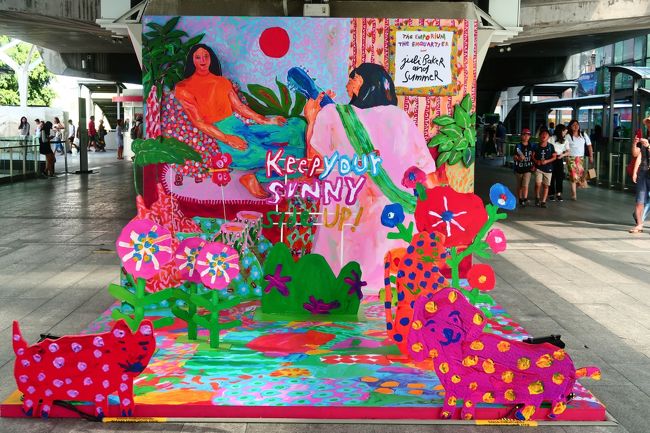 夏休み前半はタイへ。<br />1歳10か月の娘にとって11度目のタイ!<br /><br />滞在3日目(8/12)。<br />この日はホテルでの朝食の後、<br />たまった洗濯物を出しにランドリーに行きました。<br />ランドリーに行く途中、ヒンズー寺院があり<br />お供え物のお花やお菓子が売られていて<br />とても華やかでした。<br />お供え物を売るお店の近くには人気のパン屋さん<br />があったので、ランドリーからの帰り道、<br />カヤパンを購入して食べました。<br /><br />そのあと、BTSでPhrom Phongに移動。<br />EmQuartierに入っているレストランでタイ料理を<br />食べました。<br /><br /><br />★★ 夏旅タイ・カンボジアフライトスケジュール8/10~8/18 ★★<br />8/10 CX701 香港15:55 → バンコク17:55<br />8/14 PG913 バンコク14:05 → シェムリアップ15:15<br />8/18 KA243 シェムリアップ10:30 → 香港14:05<br /><br />★★ 夏旅タイ旅行記8/10~8/14 ★★<br />01★香港★抗議集会真っ最中の香港空港 またもやキャセイラウンジ ~THE DECK玲瓏堂~<br />https://4travel.jp/travelogue/11531826<br />02★バンコク★キャセイパシフィック利用 香港からバンコクへ ~Holiday Inn Silom・Baan Somtum~<br />https://4travel.jp/travelogue/11531832<br />03★バンコク★ホテルで朝食 バスで移動して タイ風アフタヌーンティー ~divana signature cafe~<br />https://4travel.jp/travelogue/11532530<br />04★バンコク★チャオプラヤーディナークルーズ ~Chao Phraya White Orchid River Cruise~<br />https://4travel.jp/travelogue/11532605<br />05★バンコク★タイの母の日!ランドリーに洗濯物を出し人気のパン屋さんでカヤパン お昼はタイ料理 ~KUB KAO KUB PLA~<br />https://4travel.jp/travelogue/11533862<br />06★バンコク★チャオプラヤー川沿いのおしゃれスポット ~ICONSIAM~<br />https://4travel.jp/travelogue/11534223<br />07★バンコク★銀行とアフタヌーンティー ~The Living Room@Sheraton Grande Sukhumvit~<br />https://4travel.jp/travelogue/11534689<br />08★バンコク★ホテルから空港へ 早く着いちゃったのでラウンジへ ~MIRACLE Lounge~<br />https://4travel.jp/travelogue/11534701
