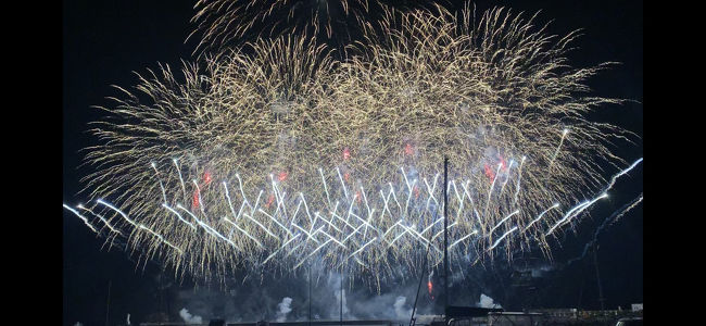 夏を感じに熱海へ。<br /><br />熱海の花火は、山に囲まれているので反響音がすごく<br />迫力ある花火がみれると聞き、行ってきました。<br /><br />真っ青な海と空も見ることができ、<br />開放感ある夏旅となりました(^^♪