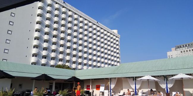 夏休みに入り、特に旅行に行ってなかったので、週末にホテル滞在を楽しもうということで近場のグランドプリンスホテル高輪に滞在しました。せっかくなのでホテルライフを満喫できるクラブフロアを予約して滞在を楽しみました。プリンスホテルの高輪エリアは3つのホテル(ザ・プリンス さくらタワー東京、グランドプリンスホテル高輪、グランドプリンスホテル新高輪)がありますが、いずれかのホテルのクラブフロア・エグゼクティブフロアに宿泊すると、各ホテルに設置されたエグゼクティブラウンジ・クラブラウンジをすべて利用できる仕組みになっており、今回も3か所ラウンジ巡りをしました。また、新高輪にある2か所のプールのうちスカイプールを楽しんだほか、さくらタワーにある、ブロアーバス&サウナも夜に利用するなど、充実した滞在が出来ました。