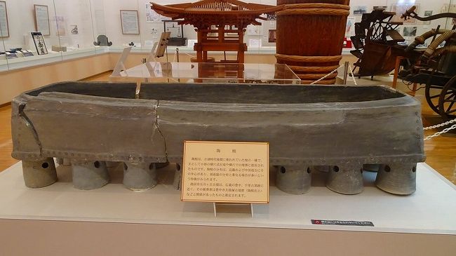 満願寺からの帰り道、時間があったので、池田市の五月山動物園に立ち寄って、ウォンバットに会いに行こうとしたら、途中の道で駐車場が満車なので、引き返し遠い駐車場に車を置いてきなさいと、道路上で云われ引き返させていました。<br /><br />引き返しながら、だったら初めてですが・・・池田市立歴史民俗資料館に行ってみようと思い、ハンドルを取りました。共に入館料は無料です。<br /><br />写真は、池田市立歴史民俗資料館の展示品・・・五月ヶ丘古墳の陶棺。<br />資料館の展示品とは別に、資料館の裏手の古墳にも同じような棺がありました。