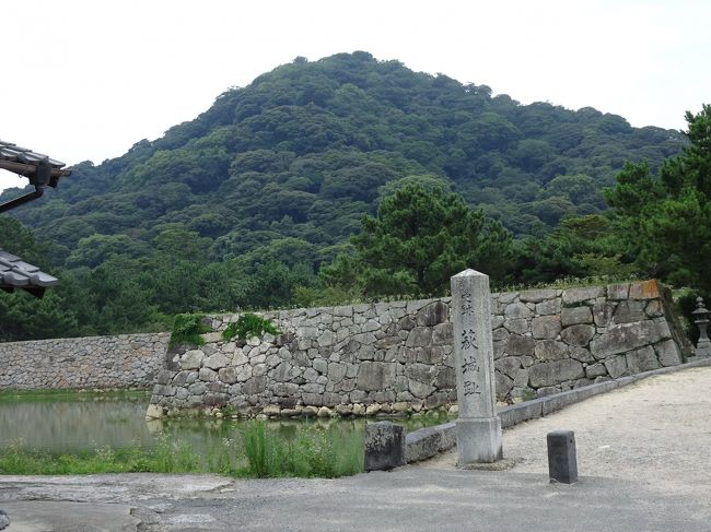 高校生の時に訪れて以来、うん十年ぶりの萩です。<br />前回の時はあまり時間が無かったし、知識が足りなかったので<br />ポイントになるところだけしか回れませんでしたが、<br />今回は天気も良く、気ままにレンタル自転車で<br />色々なところを巡ることができました。<br />所要時間は約５時間でした。<br />前回行けなかった萩城址や新たな世界遺産、道の駅まで行けました。<br />松下村塾あたりが観光地として再開発されていたのはびっくりしました。<br />なお、萩にはコンビニが少ないですね（特に歴史地区）。<br />交通の便が良くないためか、日本人も外国人も<br />観光客は思ったよりも少なかったです。<br />