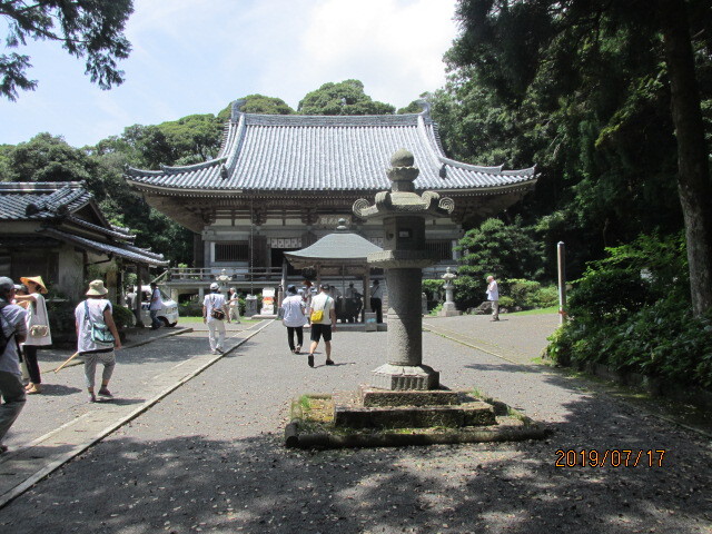 今日3番目の訪問先は第二十六番金剛頂寺。高知県安芸郡の神峰寺からは、海岸沿いの国道56号線を走って室戸岬の方向に走る。道路と並行して鉄道があるが、第三セクターの土佐くろしお鉄道が走っている。この鉄道は「ごめんなはり線」という名前で、高知近くの御免駅から室戸の手前、奈半利駅までを結んでいる。殆ど山が海際まで迫っていて、僅かな平地に国道と線路が仲良く並行して走っている感じだ。線路はあるが走っている車両は見えなかった。<br /><br />少し賑やかな街並み奈半利を通り過ぎると室戸市に入る。室戸の街並みに入る手前の山肌をヘアピンカーブのように道路が造られ、それを登り切った場所に金剛頂寺がある。ヘアピンカーブの高い場所からは、室戸半島の海岸線が左右にずっと伸びている。見晴らしの良いカーブ道だ。バス駐車場からは真っ直ぐ伸びた長い石段の先に山門があり、その先が広い境内となっている。流石昔の勅願寺の面影を残している。室戸には3ケ寺の霊場があるが、ここは室戸の西寺と呼ばれている。開基は嵯峨天皇の勅願により弘法大師が開いた寺である。<br /><br />大師は中国長安の青龍寺で真言宗第七祖恵果阿闍梨より真言密教、金剛界と胎蔵界の二つの灌頂を同時に受け、第八祖としての伝法を授けられたのだが、この金剛蜜は金剛頂経、胎蔵蜜は大日経によるものとされている。今日最初に訪問した大日寺、それから今参詣する金剛頂寺は、それぞれの経典に由来しているものだろう。<br /><br />石段を登った直ぐの場所に護摩堂があり、皆それぞれお参りする。正面に本堂。本堂は火災焼失後の戦後の再築で、コンクリで出来ている。今まで回ってきた多くのお寺が火災によって焼失しているが、それはろうそく、線香が日常的に使用され、そうした処からの失火が多かったのだろう。だから今ではどこのお寺も参詣時間の門限が決まっていて、4時半から5時が閉門となっている。ここのお寺は薬師如来だ。ころころせんだりまとうぎ。本堂で唱和し、大師堂に回った。<br /><br /><br /><br /><br /><br /><br />
