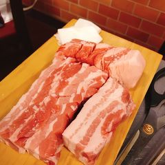 韓国トラベラーおすすめ！ソウル肉典食堂のサムギョプサル