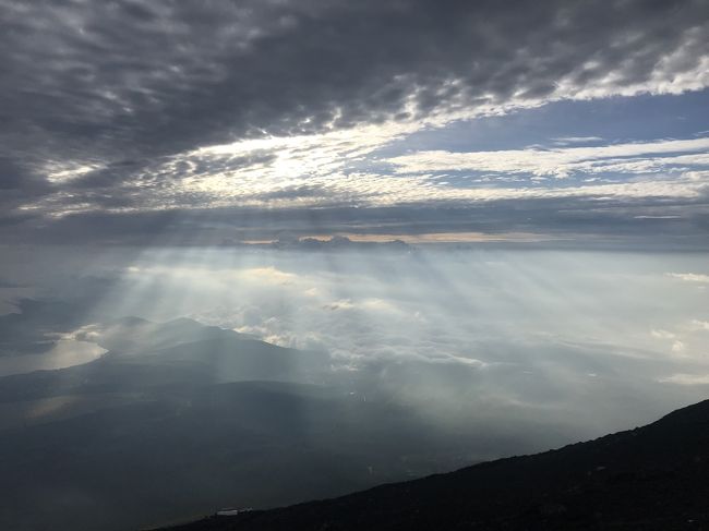 初めて富士山に登ってきました。<br />登山初心者なので、今回はツアーを利用しました。<br /><br />■利用したツアー<br />  フジメイトトラベル<br />  吉田ルート《御来光館》～ガイド同行～<br />   http://www.f-m-t.co.jp/bus/mt-fuji/tour/st-09-4111/<br /><br />7:30新宿発で富士山に向かいます。<br />同じバスに乗車した47名で一緒に登りました。<br />(登頂する際は、山小屋のガイドさんとツアーの添乗員さんが同行します。ガイドさんは５合目で合流。)<br /><br />水分、塩分補給をこまめに行い、高山病にならずに登頂することができました！<br />悪天候のため、御来光は見れず…機会があればリベンジしたい…！