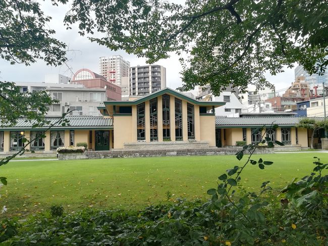 池袋の自由学園明日館と、大塚の千代田湯、新宿区の学習院旧正門を、外観のみ見学した。