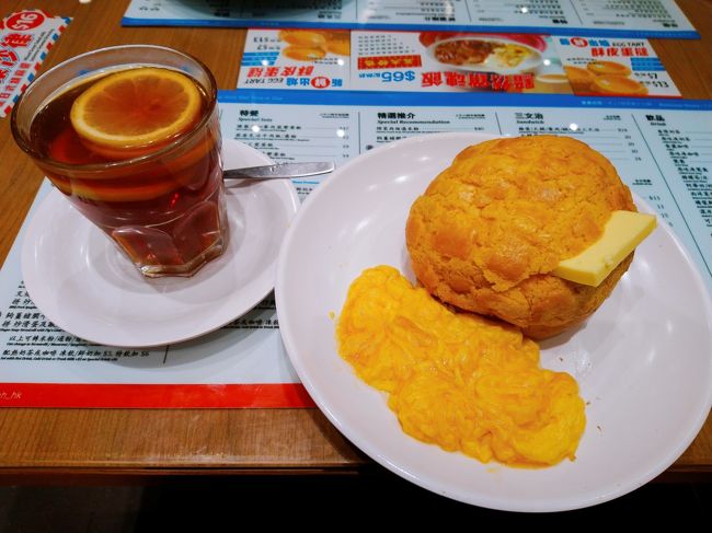 8/22<br />ナーサリーの学生証の写真を撮りに<br />写真やさんに行ってきました。<br />写真屋さんで娘を制服に着替えさせて<br />オッサンの掛け声でササっと撮影。<br />ほかにもナーサリーや幼稚園に今夏から<br />入学するのであろう子供たちが<br />写真を撮りに来ていました。<br />そんなわけで写真屋さんは大忙し。<br /><br />写真を撮った後、入学予定のナーサリーの<br />プレイルームに娘と遊びに行きました。<br />そこで娘と誕生日が一日違いの娘さんを<br />持つお母さんと知り合い電話番号を交換★<br /><br />プレイルームに行って疲れたのか<br />娘が寝てしまったので、<br />最近荃灣にもオープンした敏華冰廳で<br />パイナップルパンを食べながら下午茶。