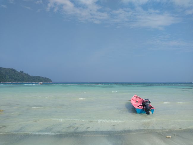 毎年来る夏休み。<br />いつもの年は早ければ1年以上前にエアアジアの格安チケットを購入して<br />早めに旅の計画を立てていたのですが、今回は出遅れて？<br />昨年は格安チケットを買いそびれてしまいました！<br />やはり、旅の計画をしてないと悶々とした思いや焦り？が出て<br />昨年末まで暇さえあればお盆のチケット探しの日々。同時に行先の選定！<br />やはりーーー『綺麗な海に行きたい！』という事で<br />前々から気になって、行きたいと思っていたマレーシアの離島・ペルヘンティアンに決定！<br />マレーシアのクアラルンプールはもう何度も行ったことがあったので、そこからなら行きやすい？かと。<br />チケットはJALマイレージも多少残っていたので、<br />東南アジアで少ないマイレージで行けるホーチミンまで片道を発券しました。そこから先と帰りは区間ごとに格安チケットを見つけて購入。<br />※1区間のみこれが後々仇となってしまいましたが。<br />帰りのクアラルンプールから東京まではレアなロイヤルブルネイ航空で帰国。<br /><br />ペルヘンティアン島までは結構大変な旅程＆時間がかかりました。<br />でも、ヨーロッパ系、マレー系、インドネシア系の人達ばかりのリゾートで<br />他のアジア人(日本人も含めて)殆どおらず、<br />想像通りの海の綺麗さでのんびりと過ごすことが出来ました。<br /><br />旅程<br /><br />1日目   NRT17:50発⇒SGN21:55着(JL759）<br /><br />　　　　ホテルで寝るだけ　ホーチミン泊<br /><br />2日目　SGN11:00発⇒KUL13:55着(MH751)　　　　<br />　　　　KUL16:30発⇒KBR17:30着(MH1396)<br /><br />　　　　コタバル市内を散策　コタバル泊<br /><br />3日目　ペルヘンティアン島へ向けて移動　ペルヘンティアン島泊<br /><br />4日目　島内散策＆ビーチでマターリ　ペルヘンティアン島泊<br /><br />5日目　ボートスノーケルツアー参加　ペルヘンティアン島泊<br /><br />6日目　ビーチエントリーでスノーケル　ペルヘンティアン島泊<br /><br />7日目　KBR17:40発⇔SZB18:45着(OD1267)<br /><br />　　　　クアラルンプールへ向けて移動　クアラルンプール泊<br />　<br />8日目　KUL21:10発⇒BWN23:30着(BI874)<br />　　　　　<br />　　　　クアラルンプール散策＆東京へ　<br /><br />9日目　BWN0:35発⇒NRT7:30着(BI695)<br /><br />　　　　乗り継ぎ・機中泊　帰京<br /><br /><br />旅費<br /><br />　　　　航空券<br />　　　　　成田⇒ホーチミン(JAL)　￥7,910(特典航空券)<br />　　　　　ホーチミン⇒コタバル(MH)　￥10,130<br />　　　　　コタバル⇒クアラルンプール(スバン空港)(マリンドエア)<br />　　　　　￥2,866(再度買い直し￥9,600）<br />　　　　　クアラルンプール⇒成田(ロイヤルブルネイ航空)￥18,824<br /><br />　　　　ホテル<br />　　　　　ホーチミン:エラートブティックホテル　￥1,928(1泊)<br />　　　　　コタバル:OYO1151ダイヤモンドホテル　￥2,000(1泊)<br />　　　　　ペルヘンティアン島:Bayu Dive Lodge 　￥13,496(4泊)<br />　　　　　クアラルンプール:YY38ホテル　￥2,237(1泊)<br /><br />　　　　その他<br />　　　　　コタバル空港⇒市内(ホテル)<br />　　　　　　(タクシー　15MYR≒￥390)<br />　　　　　コタバル⇒クアラブス<br />　　　　　　(路線バス　6MYR≒￥156）<br />　　　　　クアラブス⇔ペルヘンティアン島<br />　　　　　　(スピードボート往復　70MYR≒￥1,820)<br />　　　　　クアラブス⇒コタバル空港<br />　　　　　　(乗り合いミニバス　25MYR≒￥650）<br />　　　　　クアラルンプールスバン空港⇒KLセントラル<br />　　　　　　(KTM　15MYR≒￥390）<br />　　　　　KLセントラル⇒KLIA<br />　　　　　　(エアポートバス　15MYR≒￥390)<br /><br />　　　　　　<br />