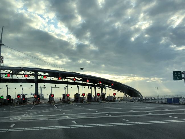 台風で上海へのフライトキャンセルから始まり、マカオでは連日雨に悩まされた夏休みは今日の帰国で終わりです。<br /><br />日の出前に港珠澳大橋で香港に渡り、点心食べてから帰国するつもりでした。<br />うーん、やはり予定通りには進みません。<br /><br />それでもいろんなことを発見したので、今後の旅に役立つことができればいい。<br />また9月に再訪するので、今度は台風に遭遇しないようにお参りしないといけません。<br /><br />加油香港！