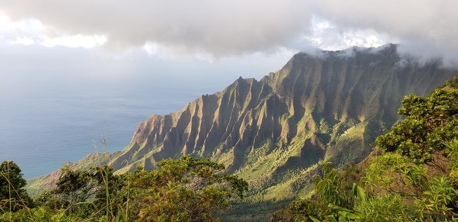 ビッグアイランド(ハワイ島)か、カウアイ島、すごーく悩んでカウアイ島に行きました。<br />12、13年ぶりのカウアイ島訪問。憧れのナパリコーストのトレイル、カララウトレイルにもちょっとだけど行けたので感動しました。初めからこんなに楽しくて良いの？!