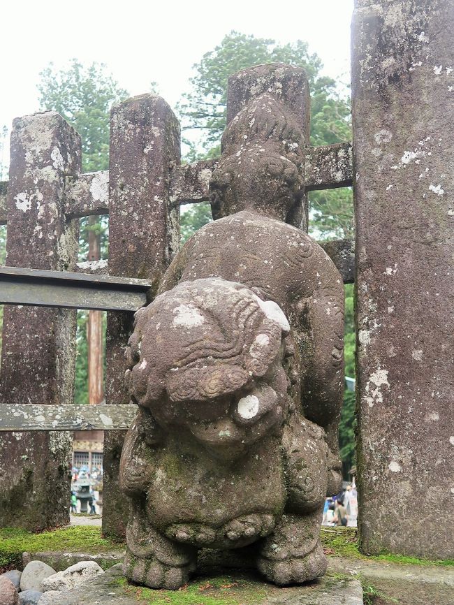 日光東照宮の陽明門の右手前の石柵の裏に「飛び越えの獅子」があります。この獅子、一見、石の柵を倒れないように、両足で支えているようにも見えますし、石の柵を飛び越えた後のようにも見えます。<br />この獅子は「冬木太良右衛門」と呼ばれる、獅子像石工の巨匠が造立した獅子だそうです。この石の柵を作る際、幕府は地元の職人にも金100両で募集をかけ、応募してきたのがこの「冬木太良右衛門」・・「帳簿」に記録されていることから、事実であることが判明しました。伝記によるとこの獅子は「石の柵を支える役目を担っている」そうです。きっと、石の柵を支える石にでさえ、家康公に敬意をはらい、デザインを施したしたのかもしれませんね。<br />そして徳川家光公が、この獅子を見るなり大変、驚いたようです。「おお、まるで獅子が柵を飛び越えておるように見える」と言ったそうです。その後、現代まで「飛び越えの獅子」として名前が伝わっています。<br />https://日光東照宮-御朱印.jinja-tera-gosyuin-より引用 <br /><br />東照宮には121基の燈籠があるが、中でも有名な燈籠がこれ。伊達政宗公がポルトガルから取り寄せた、南蛮鉄で鋳造させたといわれる2基の燈籠。経蔵の前、陽明門へ向かう石段の右横に位置し、反対側には薩摩藩主・島津家久公が奉納した唐銅[からがね]燈籠が立っている。ちょうど陽明門を南北の大藩が固める形になり、当時の徳川幕府の権力の強大さがうかがえる。<br />https://rurubu.jp/andmore/spot/80006825　より引用<br /><br />　現在の社殿群は、そのほとんどがご鎮座から20年後の寛永13年（1636）に建て替えられたものです。陽明門（国宝）など55棟、その費用は、金56万8千両、銀百貫匁、米千石（『日光山東照大権現様御造営御目録』より）を要し、ご造営の総責任者には秋元但馬守泰朝（やすとも）、工事や大工の総責任者には大棟梁甲良豊後宗広（こうらぶんごむねひろ）があたり、わずか1年5ヶ月の工期で完成しました。<br />　境内の特徴は、自然の地形を生かした参道や階段を用い、バランス良く配置された社殿群が荘厳な宗教的空間をつくりだしていることにあります。さらに建物には、漆や極彩色がほどこされ、柱などには数多くの彫刻が飾られていますが、これらは単なるデザインではなく、信仰形態や学問・思想があらわされています。<br /> 　また、これらの社殿群は平成11年12月「世界文化遺産」に登録されました。  <br /><br />御水舎（おみずや）【重文】  <br />神様にお参りする前に、手を洗い、口をすすぎ、心身を清める為の建物です。水盤は元和4年（1618）九州佐賀藩主鍋島勝茂公によって奉納されました。 <br />http://toshogu.jp/shaden/　より引用<br /><br />東照宮　社殿　については・・<br />http://toshogu.jp/shaden/<br /><br />があります。この獅子、一見、石の柵を倒れないように、両足で支えているようにも見えますし、石の柵を飛び越えた後のようにも見えます。<br />この獅子は「冬木太良右衛門」と呼ばれる、獅子像石工の巨匠が造立した獅子だそうです。この石の柵を作る際、幕府は地元の職人にも金100両で募集をかけ、応募してきたのがこの「冬木太良右衛門」・・「帳簿」に記録されていることから、事実であることが判明しました。伝記によるとこの獅子は「石の柵を支える役目を担っている」そうです。きっと、石の柵を支える石にでさえ、家康公に敬意をはらい、デザインを施したしたのかもしれませんね。<br />そして徳川家光公が、この獅子を見るなり大変、驚いたようです。「おお、まるで獅子が柵を飛び越えておるように見える」と言ったそうです。その後、現代まで「飛び越えの獅子」として名前が伝わっています。<br />https://日光東照宮-御朱印.jinja-tera-gosyuin-より引用 <br /><br />南蛮鉄燈籠 <br />東照宮には121基の燈籠があるが、中でも有名な燈籠がこれ。伊達政宗公がポルトガルから取り寄せた、南蛮鉄で鋳造させたといわれる2基の燈籠。経蔵の前、陽明門へ向かう石段の右横に位置し、反対側には薩摩藩主・島津家久公が奉納した唐銅[からがね]燈籠が立っている。ちょうど陽明門を南北の大藩が固める形になり、当時の徳川幕府の権力の強大さがうかがえる。 　現在の社殿群は、そのほとんどがご鎮座から20年後の寛永13年（1636）に建て替えられたものです。陽明門（国宝）など55棟、その費用は、金56万8千両、銀百貫匁、米千石（『日光山東照大権現様御造営御目録』より）を要し、ご造営の総責任者には秋元但馬守泰朝（やすとも）、工事や大工の総責任者には大棟梁甲良豊後宗広（こうらぶんごむねひろ）があたり、わずか1年5ヶ月の工期で完成しました。<br />境内の特徴は、自然の地形を生かした参道や階段を用い、バランス良く配置された社殿群が荘厳な宗教的空間をつくりだしていることにあります。さらに建物には、漆や極彩色がほどこされ、柱などには数多くの彫刻が飾られていますが、これらは単なるデザインではなく、信仰形態や学問・思想があらわされています。<br /> また、これらの社殿群は平成11年12月「世界文化遺産」に登録されました。  <br /><br />御水舎（おみずや）【重文】  <br />神様にお参りする前に、手を洗い、口をすすぎ、心身を清める為の建物です。水盤は元和4年（1618）九州佐賀藩主鍋島勝茂公によって奉納されました。 <br />http://toshogu.jp/shaden/　より引用<br /><br />東照宮　社殿　については・・<br />http://toshogu.jp/shaden/