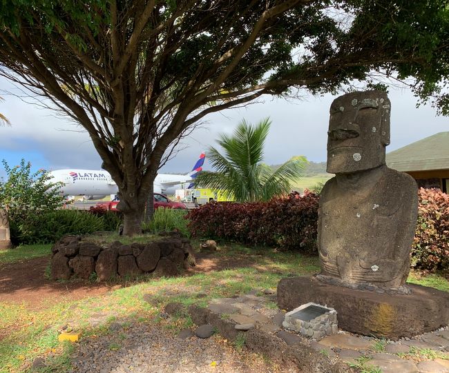 イースター島最終日です。<br /><br />サンチアゴへのフライトは午後なので<br />出発ギリギリまでは、ここの空気をたっぷり吸って<br />楽しめそうです。<br /><br />もしかしたら、もう来ることはないのかもしれません。<br />写真ばかり撮っていないで<br />この光景を目に焼き付けて・・・<br /><br />そんな1日の始まりです。<br /><br /><br /><br />