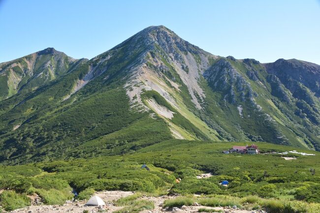 北アルプス最深部と南アルプス深南部。<br />どちらもアクセスが大変で、片道1泊はかかる、その字の通り山深い秘境の地。<br /><br />登山にハマりだしてからずっと憧れている場所であり、特に北アルプス最深部は槍と穂高に登ってから行きたかった。<br /><br />今回は前回涸沢にテン泊2泊して自信がついたので、一人テント背負って攻めてみました。<br /><br /><br /><br />コースタイム<br />【1日目】<br />鍋平駐車場4:23→4:44新穂高4:53→6:11わさび平小屋6:26→10:33鏡平山荘10:52→14:09双六小屋(泊）<br />【2日目】<br />双六小屋5:10→6:08双六岳06:19→7:23三俣蓮華岳7:49→8:23三俣山荘8:25→9:31鷲羽岳9:57→10:59三俣山荘11:41→13:36双六岳巻道分岐14:03→14:15双六小屋(泊）<br />【3日目】<br />泊双小屋5:39→7:11鏡平山荘7:31→9:48わさび平小屋10:38→11:39新穂高温泉駅12:01→12:18鍋平駐車場