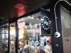 NYCを歩く。(2.5) ５番街のウインドウ・ショッピングに疲れたら，Juice Press で燃料補給です。