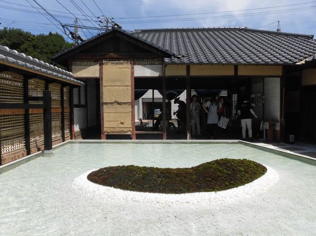 アートな島、直島。事前予約が必要な地中博物館を朝一の9:00入館でオンライン購入していました。安藤忠雄さん設計の地中をメインに設計されたこの個性的な美術館、美術館自体が美術品という発想だからなのか、入口を跨いだ瞬間から、撮影禁止です。しかも、展示されている作品は、3,4つ程度。これで入館料\2,060!ですが、その価値は充分にあると感じました。素晴らしいです!!<br />その後は、バスで移動。草間彌生さんの黄色い「南瓜」を鑑賞。バスで本村へ移動し、直島ホールとNaoshima Plan 2019「水」を鑑賞。アートな島、全快です!<br /><br /><br /><br />
