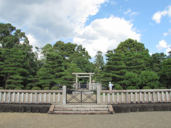 2019/08/26 月曜日 AM7:30 ~ PM16:30 京都市内(伏見区 東山区、嵯峨野)に有る天皇陵墓観光<br /><br />本日8月26日月曜日朝から京都陵墓巡り行きました。いつも週末平日に休みを取ってるのですが今週は火曜日~金曜日天候が悪いみたいなので月曜日休みを取りました。<br /><br />京都伏見区 後宮塚陵墓参考地 (京都一番のラブホテル街の中)<br /> 浄苔堤院塚陵墓参考地(準工業地帯だと思われる)<br /> 72代白河天皇 成苔堤院陵<br /> 74代鳥羽天皇陵安楽寿院陵<br /> 76代近衛天皇陵安楽寿院陵<br /> 中宮塚陵墓参考地(リクシルショールーム隣)(準工)<br /><br />京都市東山区 121代孝明天皇後月輪東山陵(英照皇太后)<br /> 86代後堀川天皇観音寺陵<br /> 鳥戸野陵<br /> 仁明天皇皇太后澤子中尾陵(駒札新調中)(近所のゴミ集積場)<br /> 77代後白河天皇陵<br /> 阿保天皇東山本町陵墓参考地<br /> 85代仲恭天皇<br /> 86代後堀川天皇(職人は見えなかったが森の剪定中)<br /> 朝彦/寂子内/森脩親王<br /> 賀用宮墓地/久二宮墓地<br /> 雲竜院宮墓地(灰塚)<br /> 良純親王<br /> 月輪陵(集合墓地)<br /> 79六条天皇陵<br /> 80高倉天皇陵(これは難しい一般的本に載っているあの写真どうしたら撮れるのだ)<br /> 有智子内親王墓<br /> 亀山天皇火葬塚(これは探し当てるの大変だった)<br /> 98代長慶天皇陵 嵯峨東陵 (剪定中)<br /> 99代後亀山天皇 嵯峨小倉陵<br /> 52代嵯峨天皇山上陵 (情報では落石停止中??の為断念)・・・結局帰って調べたら皇太后だった。でも時間的に山を登る時間は無かった。<br /> 91代後宇多天皇蓮華峯寺陵<br /> 円山陵墓参考地(こんな隙間の奥の小山が?)<br /> 入道塚陵墓参考地(北嵯峨高校の片隅に)<br /><br />・仁明天皇皇太后澤子中尾陵・・・・墓横がゴミ集積場とはまさか未来にこんな羽目になってるとは思わないでしょうね。<br />・後宮塚陵墓参考地・・・・ラブホテル街の真ん中です<br />・晃親王墓(雲竜院付近)行くの忘れてしまった。残念また次回。<br />・泉涌寺の奥の庭園(300円)が無料開放だった。<br />・AM7:30拝礼スタート~~~~~PM16:35終了<br />・車(泉涌寺と二尊院に駐車)と自転車(車載)で巡回<br />・朝彦/寂子内/森脩親王、月の輪陵で他の拝礼者 のべ5人居たが他は一切出会わなかった管理人さんは居た所も有った。(121孝明天皇、77後白河天皇、76代近衛天皇陵は管理人さんが居た)<br /><br /><br />★月輪陵の奥の”民墓以外立ち入り禁止”の件 泉涌寺本坊社務所の人に聞いてみました。3人の人が居たのですが年寄り2人はそんなものが有るのか知らないようでしたが残りの若い人は知っていてくれて ”あそこは非公開です”と教えてくれました。知った上で侵入するのは嫌だったので侵入後、立ち入り禁止の話を聞いてみました。<br /><br />不思議だったのが泉涌寺の奥にある墓地で日陰の暗い所に管理もされていないような苔の生えた墓石は一体何なのだろうか?泉涌寺の奥にある墓は宮内庁、天皇職員の墓なのか?変な格好の天皇墓特有の形をしていました。頭の丸い独特な墓<br />