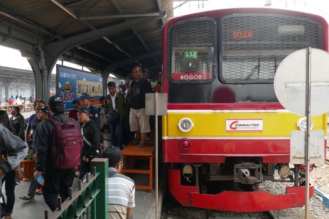 まだ行ったことのないインドネシア。東西を結ぶ鉄道があるようなので列車を使ってジャカルタ島を旅していきました。●が今回の旅行記<br />8月16日●：成田→タイ経由→インドネシアスカルノハッタ空港→ジャカルタ<br />17日●：ジャカルタ観光<br />18日●：ジャカルタ・ガンビア駅→ジョクジャカルタ<br />19日：ジョグジャカルタ<br />20日：→夜行<br />21日：→マラン→スラバヤ→バリデンパサール空港<br />22日～24日：バリ観光<br />25日～27日：タイ・カンチャナブリ