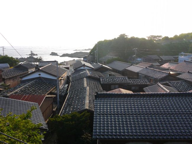 Kちゃんとの夏の旅は念願の佐渡島へ♪<br />わざわざ青春18きっぷを使って、ムーライトながらに乗車して~の遠回りで直江津港から渡りまーす。<br /><br />○ざっくりした旅程○<br /> 8/16(金)仕事→ムーンライトながら乗車(車内泊)<br />★8/17(土)東京→直江津港→佐渡小木港(両津泊)<br /> 8/18(日)終日佐渡ドライブ旅(相川周辺泊)<br /> 8/19(月)佐渡小木港→直江津港→北陸経由で大阪へ<br /><br />※この旅行記は★のところの後半です。<br />※佐渡に渡ってきたところから始まります。<br />ーーーーーーーーーーーーーーーーーーーーーー<br /><br />さて、佐渡編ですよ。<br />例のごとく行きたい場所とか食べたいものが多すぎる二人。<br />しかも佐渡は見所が点在してるし、実は日本でも結構大きな「島」なんよね。本土4島、北方四島、沖縄を除いたらその次に大きいのが佐渡島やねんて。<br /><br />路線バスも観光バスもあるけどこれはさすがに車が便利やなってことで、ついに私達の旅もレンタカーデビュー☆彡<br />これまでKちゃんとの旅は公共交通機関オンリーやったからね~<br /><br />できれば両津港で借りて、小木港で返すってゆうのができたら一番やってんけど、佐渡汽船のレンタカーは計画始めたのが遅くてすでにもう予約でいっぱい。。。<br />他にも島にはレンタカー会社いっぱいあったけど、<br />乗り捨てできるプランはなかったんよね(´_ゝ`)<br />でも帰りはできれば小木港から帰りたい!<br />(できるだけ鈍行列車で帰るため)<br /><br />そんなわけで直江津~小木の航路を往復利用&小木港のレンタカーショップを利用することにした。<br /><br />ほな早速佐渡1日目!日が暮れるまで遊びますよ♪<br />まずは【たらい舟】と【宿根木】からいってみよー(´▽`)ノ