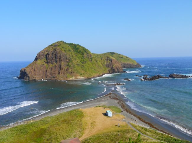 Kちゃんとやってきました佐渡島！<br />ムーンライトながらに乗って東京経由、直江津港から小木港へ渡ってきた。<br /><br />○ざっくりした旅程○<br />　8/16（金）仕事→ムーンライトながら乗車（車内泊）<br />　8/17（土）東京→直江津港→佐渡小木港（両津泊）<br />★8/18（日）終日佐渡ドライブ旅（相川周辺泊）<br />　8/19（月）佐渡小木港→直江津港→北陸経由で大阪へ<br /><br />※この旅行記は★のところの前半です。<br />※この日は盛りだくさんなので、３部作くらいになります。その１です。<br />ーーーーーーーーーーーーーーーーーーーーーー<br />さて、まる１日ある３日目日曜日！<br />この日はレンタカーで島を巡ろ～♪ってことにはしたんやけど、<br />計画段階で行きたいリストがいっぱいでこれ全部は無理やなぁ・・・というのは解ってた。<br /><br />ので、どうしても行きたい所だけに絞ってみた。<br />・両津港<br />・大野亀<br />・二ツ亀<br />・尖閣湾<br />・佐渡金山（北沢浮遊選鉱場跡も）<br />・大佐渡スカイライン<br />・トキの森公園<br />・北雪酒造<br />・佐渡西三川ゴールドパーク<br />・小木のたらい船（達成済み）<br />・宿根木（達成済み）<br /><br />・・・・・・。え、まだ多い？それはきっと気のせい(´ー｀)<br /><br />いやしかしこれでも結構省いたんですよ。←本気<br />もうこれ以上絞れない。欲張りとでもなんとでも言ってくれ。<br />人生貪欲に行こうじゃないか。<br /><br />この日は天気も最高！<br />絶好のドライブ日和やったわぁ(´▽｀)<br /><br />ほなまずは一番遠い、佐渡島の北の端、二ツ亀と大野亀から行ってみよ～<br />※この旅行記はひたすらドライブ中の似たような写真が続きます。<br />※いつもの如く適当に飛ばしてください。