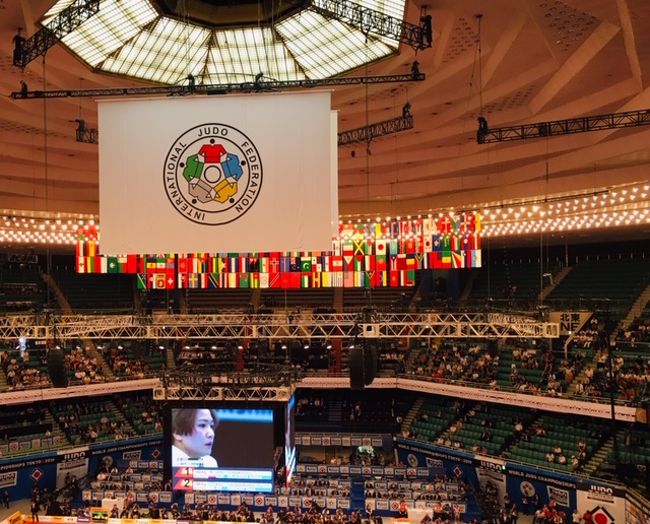 TOKYO2020まで11ヶ月。金メダル量産の期待が掛かる柔道の世界選手権が、日本武道館で開催中です。柔道競技は、来年の東京五輪でも日本武道館で開催されます。<br />大会の1日目と2日目、オリンピックを翌年に控えた世界中の猛者達を迎え撃つ日本選手達の戦いを観戦してきました。<br />生で観る白熱の試合は、およそブラウン管を通して観るのとは迫力が違いました。<br />また、多くの外国人観客を見るにつけ、柔道が既に世界のスポーツであることが実感されました。