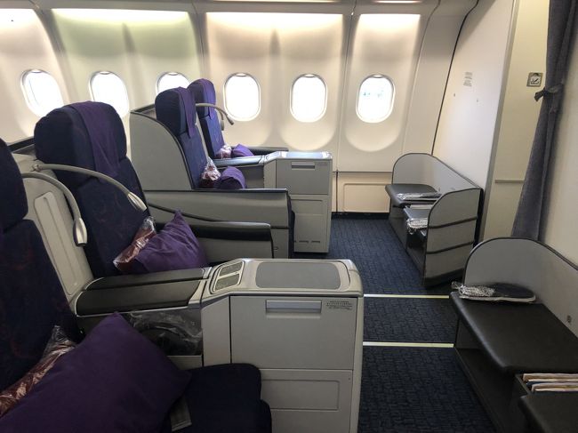 前回のAir China フランクフルト/北京ビジネスクラス搭乗記の続き。<br /><br />到着後、初めての北京空港での乗り継ぎ。<br />最近簡単になったと聞いてたけど、本当に簡単だった!<br />乗り継ぎの案内の指示に従って進み、機械ゲートがあってそこにパスポートと搭乗券をスキャン、その後顔写真撮ってゲートが開いて終わり。<br />次に保安検査。これは一般的なもの。<br />中国の特徴はUSB充電器は100wh以下である事、必ず明記されてる事。<br />見るからに小型充電器でも明記されてないと没収。<br />コンピューターやカメラの充電池は大丈夫みたい。持ってたけど別にチェックされなかった。