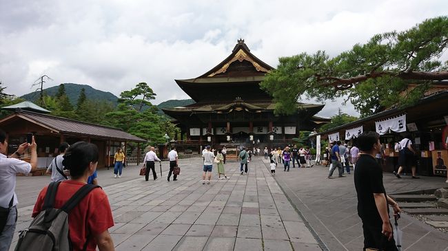 8月の終わりに日帰りで善光寺に行って来ました。限られた時間しかなかったけど御朱印も頂く気満々で行きました。ラッキーな事に御開帳もみれましたよ。