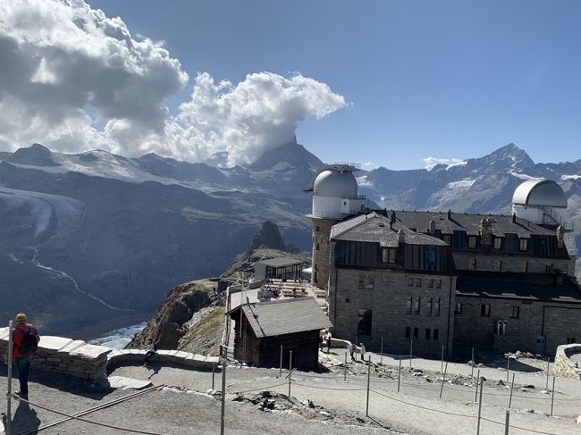 スイスに行く人は、高山病に強く、歩くのが大好きな人と思っていた私。<br />娘から、スイスは観光客に優しい国だから、大丈夫！<br />そんな事が、気にならないほど、素晴らしい景色が見えるよと勧められて、今回行ってきました。<br /><br />天候にも恵まれ、本当に自然の豊かさを思い存分たのしんできました。<br /><br />ドイツから、スイス、フランスへも行ったので、今回はユーレイルグローバルパスを購入、その使用法などもご紹介します。<br /><br />今日の行程<br /><br />ユーレイルグローバルパスにて。<br />フランクフルト中央駅(Frankfurt main Hbf)8：36=======10:47Basel Sbb10:59====== 11:56ベルン(Bern)12：06====13：02フィスプ(Visp)13：08===ツェルマット(Zermatt)14：14<br /><br />ホテルチェックイン<br /><br />ゴルグナード鉄道<br />ツエルマット＝＝＝＝ゴルグナード展望台<br /><br /><br />