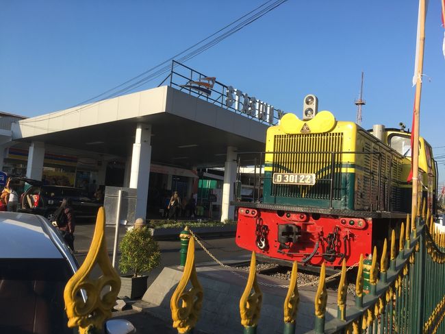 まだ行ったことのないインドネシア。東西を結ぶ鉄道があるようなので列車を使ってジャカルタ島を旅していきました。●が今回の旅行記<br />8月16日：成田→タイ経由→インドネシアスカルノハッタ空港→ジャカルタ<br />17日：ジャカルタ観光<br />18日●：ジャカルタ・ガンビア駅→ジョクジャカルタ<br />19日●：ジョグジャカルタ<br />20日●：→夜行<br />21日：→マラン→スラバヤ→バリデンパサール空港<br />22日～24日：バリ観光<br />25日～27日：タイ・カンチャナブリ