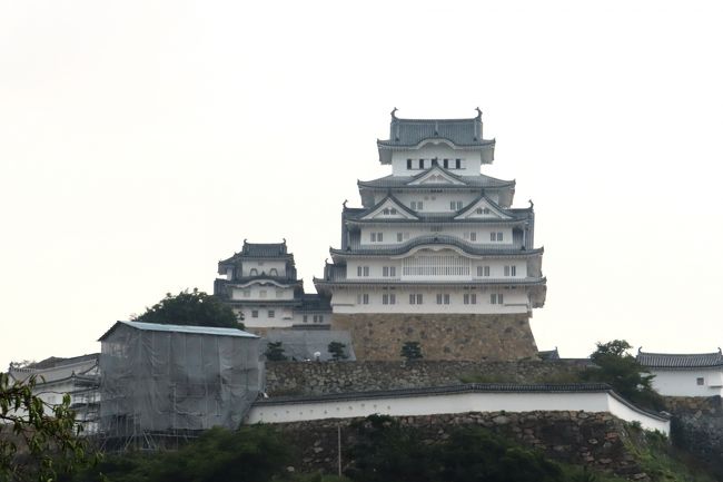 目覚めると星空の夜から一転、どんよりとした曇り空となっていました。<br />これから憧れの美白美女に逢いに行くというのに。<br /><br />ま、ウチが行くんだから何とかなるでしょ。<br /><br />待っててね姫路城♪