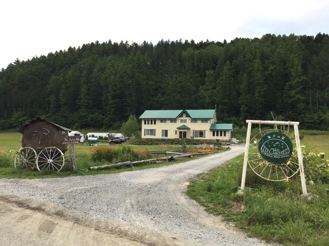 3人家族で行く北海道旅行はこれで2回目になります。<br /><br />今回は8月12日(月・祝)から16日(金)の4泊5日の旅<br /><br />12日 12:00羽田 - 13:35千歳 ANA063 支笏湖泊<br />13日 札幌芸術の森美術館(テオ・ヤンセン展)~支笏湖泊<br />14日 支笏湖カヌー~富良野移動 富良野泊<br />15日 富良野ベリー摘み~サーモンパーク千歳 千歳泊<br />16日 11:30千歳 - 13:05羽田 ANA058<br /><br />後半は、支笏湖でカヌーの後、富良野へ移動し、友人が働く宿で1泊して、翌日ベリー摘みの後、千歳に戻り、東京に戻る旅程です。<br />