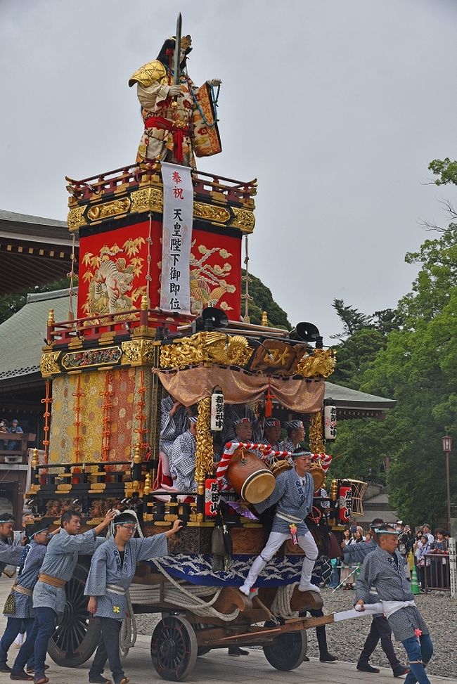 成田の祇園祭は毎年７月上旬に開催される。今年は７月５日（金）～７日（日）の３日間だった。数年前に一度行ったことがあるが、その時は曜日の関係で成田駅前の総踊りだった。それなりに楽しんだが、背景がＪＲの駅舎なので、いまいち撮った写真も趣が足りないという印象が残った。<br /><br />今回は、７月５日の祇園祭初日に行われる新勝寺本堂前の安全祈願・鏡開き・総踊り、山車・屋台の町内への繰り出しを見物に出掛けた。<br /><br />節分の豆撒きで有名な本堂前広場に集まった大勢の観客に混じり（といっても都内のお祭りの人出に比べると少なく、せいぜい千人の規模）、祇園祭始まりのセレモニーや総踊りの模様を見物したのだが、本堂や三重塔などの建物が背景となって、撮れた写真も雰囲気溢れるものとなった。<br /><br />祇園祭は京都の八坂神社のお祭りとして有名なので、神社のお祭りと思っていたが、成田祇園祭はお寺のお祭りとなっており、日本の夏祭りの総称として使われているようだ。