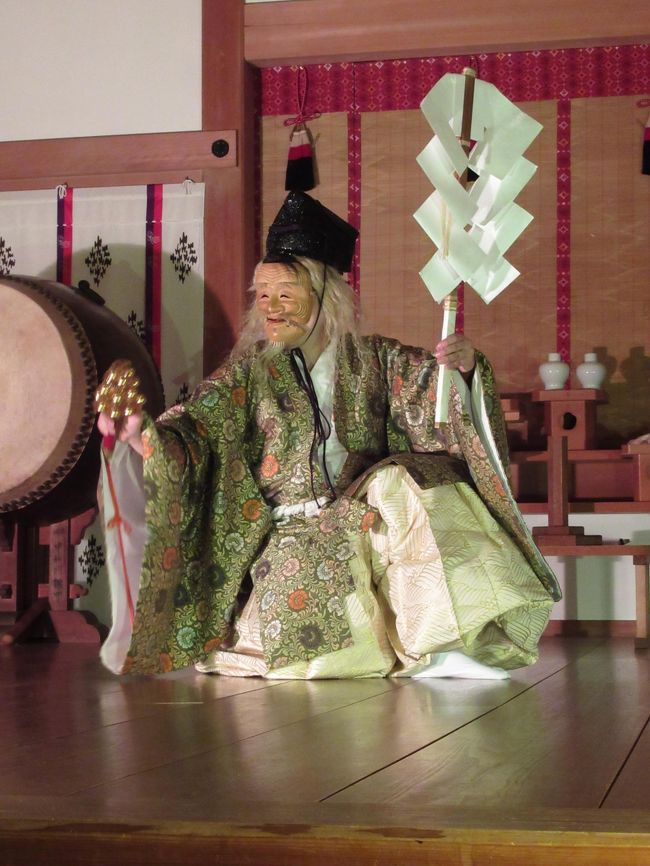 御嶽神社神楽殿で６月～11月の毎月第４日曜日の夜、社家32戸の世襲によって舞われる夜神楽を観ることができます。<br />これに合わせて日曜日に宿坊「神乃家山楽荘」に宿を取りました。<br />この日ばかりは終了後利用者があればケーブルカーも動かして貰えるそうですが、やはり山上に宿を取ってゆっくりと鑑賞したいものです。