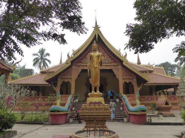 西版双納5日目は、ミャンマーとの国境付近に行くツアーを断念し、タイ族園へ行ってみました。もう中国とは思えない、熱帯の国に来た感じがしました。少数民族の衣装がとても素敵で、売っているお店がたくさんあり、どうしても欲しくなってスカートを買ってしまいました。実際にタイ族の方たちが住んでいる村ですが、テーマパークのようになっています。