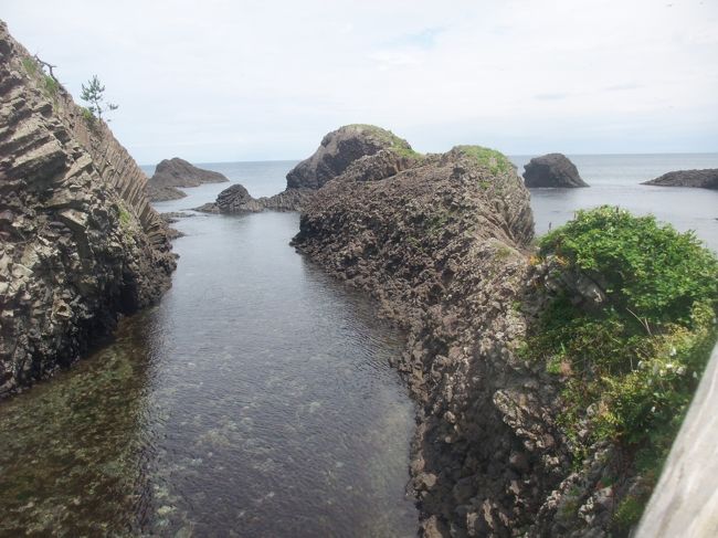 　信州からの帰りを北陸経由にして片山津温泉に１泊した翌日、越前海岸へと足を延ばしました。<br />　私には行ってみたい所があったのです。それは越前松島と、雄島でした。越前加賀海岸国定公園の東尋坊は何度も訪れ、越前松島水族館にも行ったことのある私ですが、越前松島と雄島は車窓から見ただけで、足を運んではいないのです。「時間が許せばゆっくり歩いてみたい。」と思い続けていたので、今回時間を作ったのです。<br />　片山津温泉を出発、大聖寺に出て、国道３０５号線で石川県から福井県へと県境を越えました。ここに吉崎御坊跡と蓮如上人記念館があったので立ち寄って行きます。その後はあわら市から坂井市を走り、日本海の見える越前海岸へと出て、越前松島水族館の所に車を止め、越前松島の散策へと繰り出します。<br />　その後も、雄島、東尋坊と言ったのですが、それはまた次の旅行記で紹介することにし、今回は吉崎御坊と越前松島だけの旅行記を作ってみました。