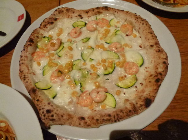 【PIZZA SALVATORE CUOMO 経堂で兄の喜寿のお祝い 2019/08/22】<br /><br />PIZZA SALVATORE CUOMO 経堂で兄の喜寿のお祝いをしました。豪徳寺に住む兄家族、東府中に住む姉、八王子に住む私、バラバラなので豪徳寺付近で、良さそうなお店という事で、前回利用したここに決めました。<br />ピザ、スパゲッティなどをリーズナブルな価格でいただけ、お店も綺麗ですし、経堂駅から徒歩2分とアクセスも良く、ちょっとしたパーティーには良いかと思われます。<br />各自、好きな飲み物や料理を選び、ピザ、スパゲッティーを数種類注文し、シェアしていただきました。<br />一人3000円チョットでした。<br />〒156-0051 東京都世田谷区宮坂3-1-45 経堂スポーツクラブビル1F<br />アクセス:小田急「経堂駅」北口から徒歩約2分<br />電話: 03-5450-1965