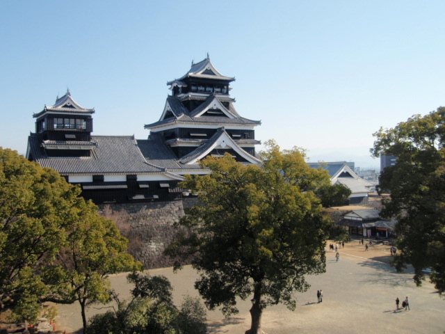旅行三日目は九州編。鹿児島本線で熊本まで南下。熊本城を観光してから豊肥本線で九州を横断します。<br />数年前の地震で大きな被害を受けた熊本。このときに訪れていた熊本城と豊肥本線もの復興も、2020年現在道半ば。熊本城は一部見学が再開されたりしているようですね。一刻も早い復興を願っております。また再訪して、いっぱい観光しなくては……。<br /><br />2020/01/06投稿<br />