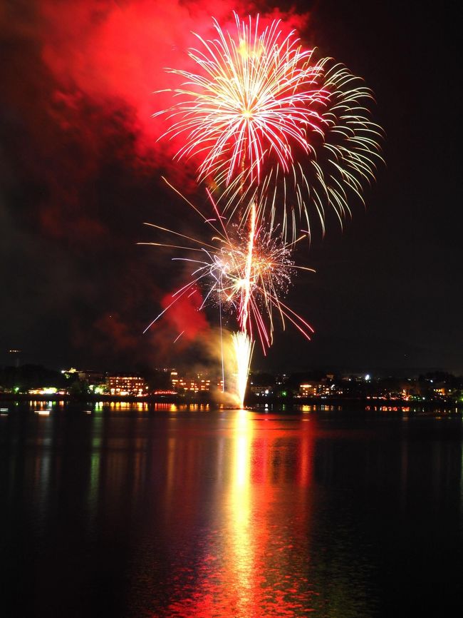 2019/8月5日(月)に開催される河口湖湖上祭。<br />5日間の富士五湖の夏祭りのうち、最後に行われる最大規模の花火大会。<br />今年は月曜日開催と言う事もあり、<br />運よく河口湖湖畔の宿が予約出来たので、ドライブがてら花火見物に行って来ました。<br />翌日には「忍野八海」を回り箱根に宿泊しました。<br /><br />☆工程表<br />・8/5<br />　富士五湖巡り<br />　河口湖湖上祭・花火大会<br />　【宿泊】<br />　ホテルニューセンチュリー<br /><br />・8/6<br />　忍野八海<br />　山中湖花の都公園<br />　【宿泊】<br />　ホテルグリーンプラザ箱根<br /><br />・8/7<br /> 　芦ノ湖散策<br />　 箱根大観山<br />　 山宮浅間神社<br />　<br />　<br />　<br />