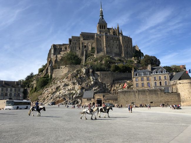 夏休み 娘と息子を連れてパリ、モン・サン・ミシェル、ベルギーブルッセルの8泊9日の自由旅行。<br /><br />4日目ツアーを使わずに電車とバスを利用して<br />モン・サン・ミシェルへ。<br />前回は日帰りツアーを利用したが、夜景を見たくて1泊することにした。<br />子供らはWi-Fiを使い調べてくれるのでかなり助かった。念願の夜景が見ることができ感動。