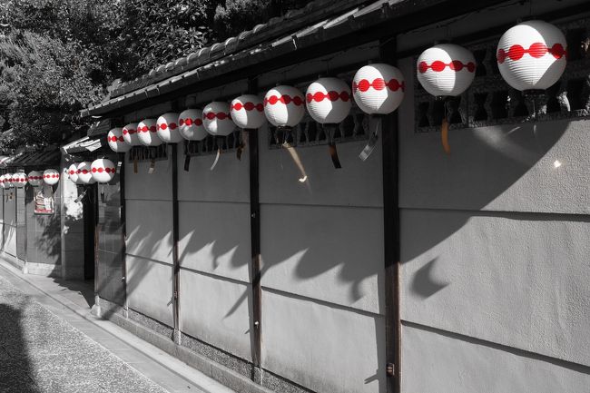 タイトル通り、天気予報を見て<br />2日前に思いついた京都旅行。<br /><br />諸事情で忙しくなる前に<br />どうしてもどこかへ行きたかったのです。<br /><br />京都御所の西、北野天満宮にかけての<br />界隈は西陣と呼ばれるエリア。<br />織物産業の中心地であるとともに<br />京都らしい路地が多く残されている地域です。<br /><br />京都府庁 旧本館を見学したあと<br />さらに西へ向かい<br />西陣の路地に足を踏み入れました。<br /><br /><br />〈旅程〉<br />2019/06/12 京都府庁 旧本館・西陣・上七軒など<br />2019/06/13 梅宮大社・大河内山荘など<br /><br />〈宿泊先〉<br />ファーストキャビン京都河原町三条<br /><br />〈表紙写真〉<br />上七軒 歌舞練場(京都市上京区)