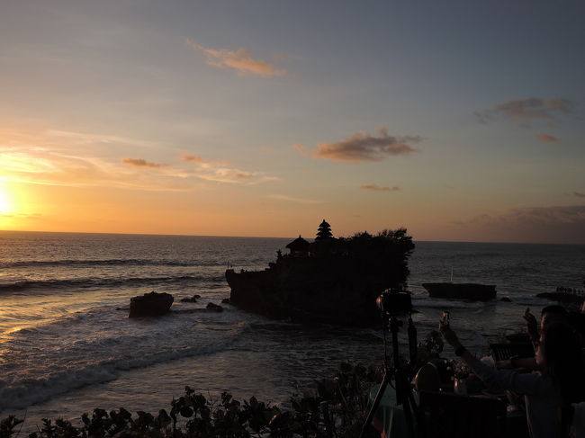 2017年11月　南部デンパサール→北部ロビナ→中部ウブド→東部サヌール　バリ島を周ります。<br />バリ島旅行　南部デンパサール２<br />5日目タナロット寺院へ夜景を見に行きます。<br />6日目ジンバラン→SAMASTAショッピングモール→モールガレリア→カルフール