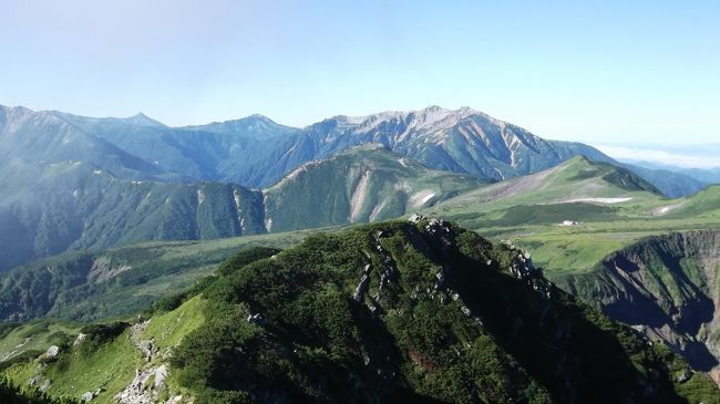 ３日目は雲ひとつない晴天です。前日以上の絶景、後立山連峰の向こうに燕岳や大天井岳も。天を突いて尖っているのは槍ヶ岳ですね。<br />登山道の右手には怖そうな山が２つ。まさかこれに登るの!?と歩いてましたが、そのうちのひとつの獅子岳に。険しい登りでしたが、山頂は絶景(^o^)　遠く薬師岳から前日歩いてきた稜線が見え、広い五色ヶ原にボツンと山荘が印象的です。<br />また大下りして最後は立山連峰の一角・龍王岳に。登山道から外れたせいか誰もいません。ここは近くの立山・雄山が大迫力。<br />浄土山から室堂に下山しました。大きな石がごろごろしていて歩きにくい。13年前に、当時小４の娘と登ったはずですが全く覚えていません。<br />平日なのに室堂には人がいっぱい。立山は外国人にも人気なんですね。<br /><br />素晴らしい山旅でした。北アルプスは人出が多いのと遠いのが難ですが、変化に富んでいて楽しいです。次回は花の季節に歩いてみたいと思いました。