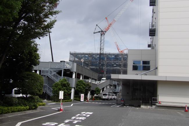 戸塚の日立工場といえば、戸塚工場は無くなり今では横浜工場だけになってしまっている。また、両工場に付随していた会社の福利厚生施設(独身寮、家族アパート、倶楽部など)や研修施設などが殆んど全てが売却され、今ではマンションになっている。あるいは、横浜工場の一部にはメディセオの製薬流通センターも出来ている。<br /> 日立工場の会社の福利厚生施設などの設備の新設といえば4年前にソフトボール球場(https://4travel.jp/travelogue/11051648)くらいしかない。しかし、今回は、新に駐車場棟の北隣に新棟を建設中である。これは戸塚駅北隣にあるハウジングセンターになっている日立のオフィスが移って来るのだという。<br /> 日本を代表する電機メーカーの日立と東芝では、一方は資産を売却して生き残り、他方は粉飾決済という犯罪を犯して消滅し掛かっている。老舗の名門企業のトップが代々犯罪に手を染めるということはあながち有りがちなことなのかも知れない。それによって分割されて売却される会社と共にする社員は大迷惑なことだ。<br /> しかし、ここ戸塚駅前には真面目にしぶとく日立が残っている。<br />(表紙写真はメディセオ正門から見える建設工事現場)