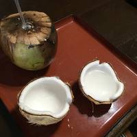 民宿みやよし荘で、獲って来た椰子の実を割ってもらい、ジュースを飲みココナツを食べた♪黒島のネコ牧場♪2019年７月八重山・黒島８泊９日１１４