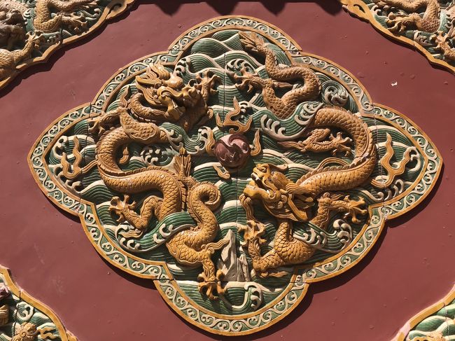 この夏の中国旅行は、高気圧が張り出し、晴天が望める北京に行くことにした。<br />3月に天津航空がセントレアに就航したこともあり、天津濱海国際空港直行便を利用し、初めての天津を拠点に高速鉄道で30分の北京日帰り旅行の計画とした。<br />天津航空は隔日で往路は名古屋1300発、現地1459着、復路は現地0810発なので、結局3日目はナシの2泊2日弾丸旅行となった。<br />フライトチケットは、同社のhpから簡単に予約、決済可能である。高鉄の切符はいつもは取次業者にホテルに届けて貰うのだが、ギリギリで予約したため駅での引き換えとなり、到着当日に翌日の発車駅である天津西駅の售票窓口で長い列に並び入手。西駅から1区の西北角駅隣接のホテルに移動して、シャワーを浴びて、夜景が綺麗という天津駅南口広場に面した海河のクルーズを目指した。<br />天津駅のコンコースは大変広い。南北の入り口はかなり離れているため、間違えて北口に出て、連絡通路を見つけるのに苦労した。<br />さて、乗船券を買おうと、川岸の売り場に近づくと、服務員が何やら人だかりのある方向へ行けと指差す。そこでは、円形の模様のついたフリップを持った服務員が、これをスマホで認識しろ(多分、早口でわからないが)と叫んでいる。無駄かと思ったが、自分のスマホではやはり認識不能であった。100元札を握りしめてアピールしても反応がない。これは無理と、諦めて川岸からの夜景をカメラに収めるに留めたが、涼風と暮れかかる夕日にイルミネーションが大変美しく満足であった。<br />乗船券については、このサイトの質問コーナーで、早速の回答を頂いた。どうも、事前ネット購入になったそうである。外国人にはスマホ決済同様だんだん難しくなることを感じた。<br />南口広場の周辺には多種多様の飲食店街があり、その夜は小籠包と海藻サラダ、カボチャと白いきのこのお粥定食を食した。<br />翌日はホテルの朝食をとり、昼食用に肉饅をいくつか懐に入れて、西駅0927発の高鉄に乗車。2等車は3列2列で往復とも3列の真ん中であった。日本の新幹線は同様の席はいくらか広いのだが、中国ではどうも同じサイズのようだ。<br />終着の北京南駅まで約30分。名古屋から北京首都空港のフライトのフライト時間(3時間40分)および機場線(東直門まで)の移動時間(40分、25元)を考えると、首都空港の混雑を避けて、天津からの移動もアリかと思う。<br />天津航空は日にもよるが、今回は往復38390jpyと安い。しかも軽食飲み物付きである。空港は空いていて、地下鉄乗り継ぎもわかりやすい。 <br />ちなみに、天津の地下鉄は24時間券15元、72時間券40元の乗り放題チケットを発売している。<br />地下鉄始発駅の始発時間が6時であったので、6時のチェックイン開始に間に合うようと最終日はタクシーを使ったが、カウンターは異常に空いていて、肩透かしとなった。イミグレも荷物検査もがら空きで、こんなところも、ローカル空港ならではか。<br />2日目の北京観光は、北京南駅地下鉄で交通カードのイーカートンを買い、4号線で平安里乗り換え、6号線で中国美術館を目指したが、臨時休館!<br />仕方なく外観写真を撮り景山公園から故宮を俯瞰しようとバスで移動中、気になっていた、北京大学紅楼が目に入って、即降車し見学した。パスポート提示、免費である。<br />中国近代の資料展示があり、ミュージアムショップ?もあった。見学後すぐそばの古書店に立ち寄った。書画の美術書などが多数あり、しばらく時間を過ごし、故宮出版社発行の図録を購入した。以前上海の個人店で音楽関係書籍と楽譜を購入したことがあり、日本人と言ったらまけてくれたことがあったが、今回も少し割り引いてもらった。<br />その後、再びバスで次の停留所の故宮で下車。ここは丁度景山前街をはさんで故宮の北門の前で、景山公園南口の真ん前である。<br />頂上の万春亭に向けて、20分ほど登る途中には、観妙亭などがあり、登山者はそこで一服、写真をとっている。私もここで、ホテルから持ってきた肉まんを頬張る。晴天の頂上からの眺めは最高で、南は故宮の瑠璃瓦や国家大劇場の巨大な銀屋根、西には北海公園の白塔などが見渡せる。日差しは強いが湿度が低く、涼風が心地よい。<br />以前はなかったと思うが、万春亭のすぐ下の通路に北京城中心点と刻まれた直径約1メートルほどの真鍮の円盤が貼ってあった。残念ながら、万春亭は工事中で登壇不可。景色を堪能し、下山。西口から出て徒歩5分ほどの北海公園を目指す。<br />公園入り口までには北側に園景胡同、雪池胡同が残存しており、かつての北京の生活風景が残っている。以前来た時、售票所付近は雑多な商店で雑然としていたが、綺麗になって、ベンチまでできていた。<br />北海公園は、かつて琼島の白塔まで登り、南門まで降りたことがあるので、今回は湖の東から北へ歩いて、西門までの史跡を見ることにした。<br />琼島の頂上に聳えるラマ教の白塔を常に見ながら約5キロほど、柳の揺れる湖畔を歩いた。<br />途中、北門のすぐそばに、北海へ清い水が流れ込む導水路があり、コイや小魚が泳ぐ姿は大変涼しげである。ハスの花のピンクが恥ずかしげで美しい。<br />園内は、皇帝のために贅を尽くした豪華な庭園や建物が配置されていて、寺院や皇帝の書斎や、皇帝が琴を鑑賞する建物もあった。他、九龍壁や、大門のレリーフ、故宮の寝殿と同じ玉の階段の意匠、蝙蝠(福に通じる)の意匠の扉など貴重な文物を観た。<br />西岸最後の建物である、西門近くの小西天の内部には北海公園に関する説明展示があったが、圧巻は内部のほとんどを埋め尽くす須弥山で、青地に金字で書かれた「極楽世界」の額が頂上の金色の仏像の上に掲げられている。高さは20mほどもあろうか。<br />これら西湖畔側の史跡等はガイドブックやネットでも詳細まではみたことがなく、現場に行って初めて、その荘厳を感じることができた。<br />帰りの電車の時間が迫り、西口から出てすぐのバス停から、バスに乗り西単で下車、地下鉄で北京南駅に移動し、軽食をとって高鉄で天津駅へ。明日の朝早い事を考えて、天津の旧城内は次に取って置くことにし、地下鉄で宿に戻った。<br />上記したが、最終日はタクシーをたのんで、未だ明けきらぬ朝の道を飛ばして、機場へ。土産は1日目に国内線の土産物屋で買った天津甘栗羊羹、ホテル隣接ショッピングモールの高級スーパーで買った中国料理調味料と、上記の図録や魯迅の著作表紙デザインのハガキセットなどなど。<br />つぎは、天津航空乗り継ぎで大同から雲コウ石窟へ行ければと、帰途に着いた。