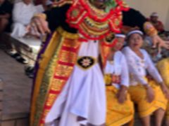 オダラン（お寺の儀礼祭）の奉納の舞